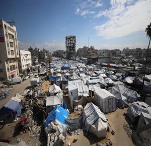 خيام النازحين تتكدس وسط مدينة غزة في ظل ظروف إنسانية صعبة جراء الحرب